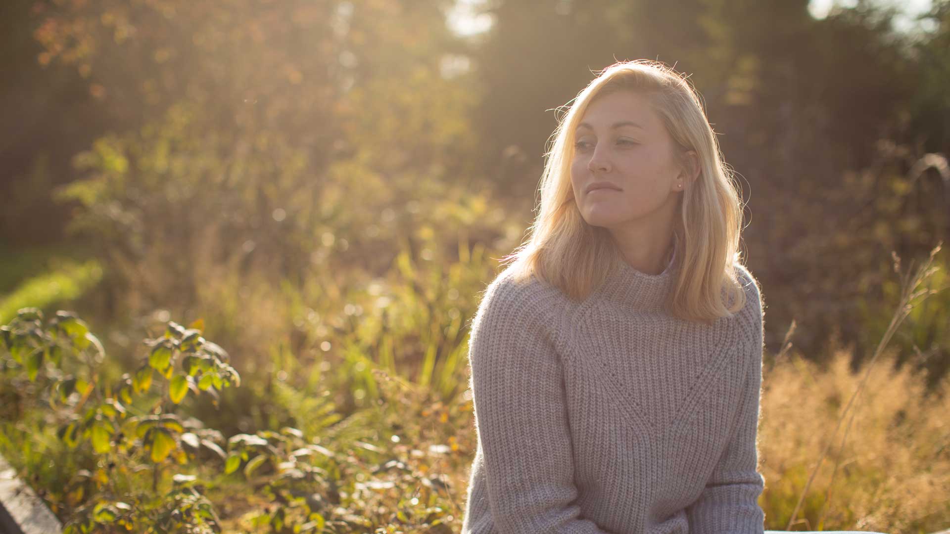 Frau-schaut-in-die-Landscha